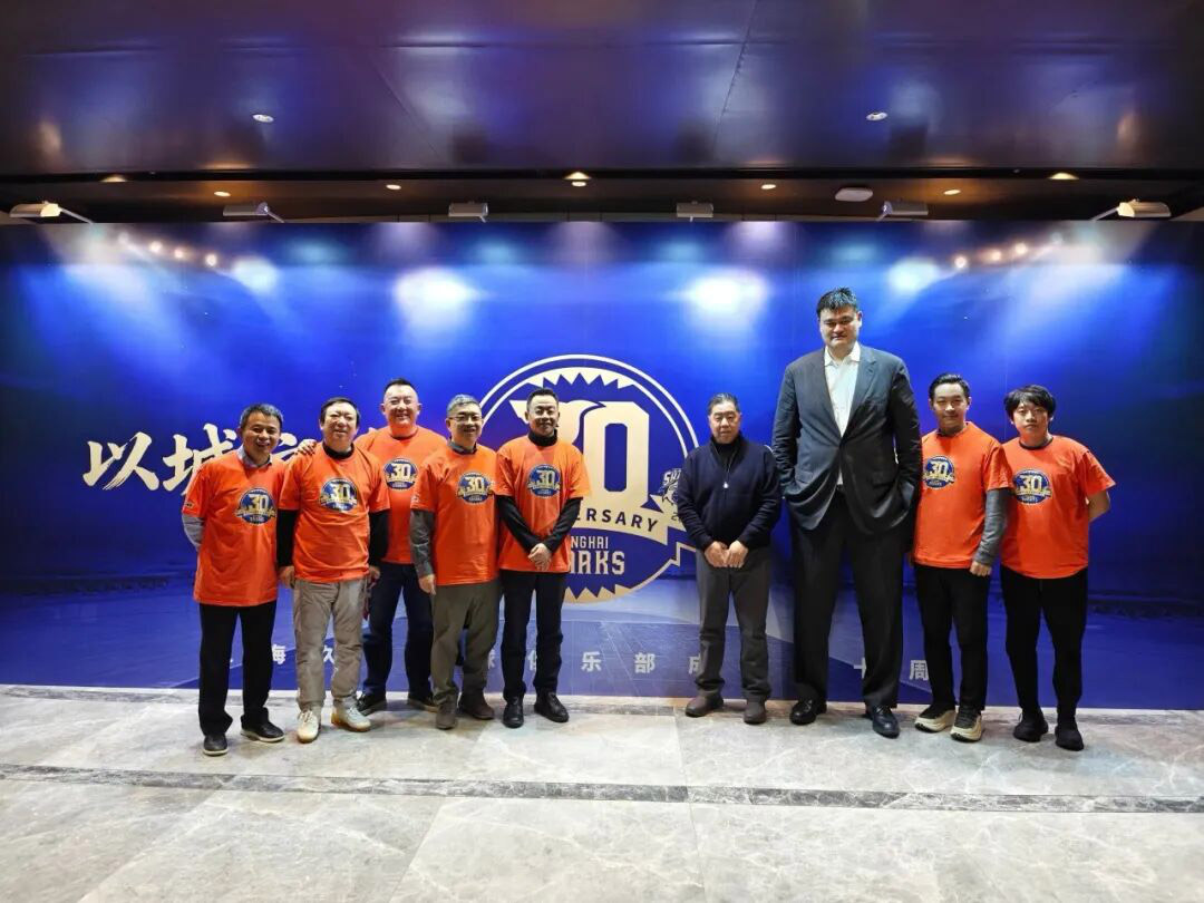 熊猫体育体育董事长陆浩先生作为嘉宾受邀出席上海久事篮球俱乐部成立三十周年纪念仪式